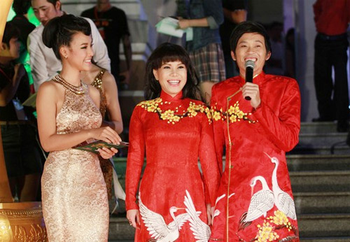 Lê Khánh lộng lẫy bên chồng mới cưới tại lễ trao giải Mai Vàng 15